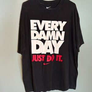 NIKE GRAPHIC T